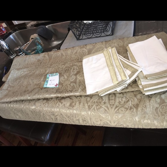 Tablecloth With Matching Napkins 8, 68 by 116 - Picture 3 of 8